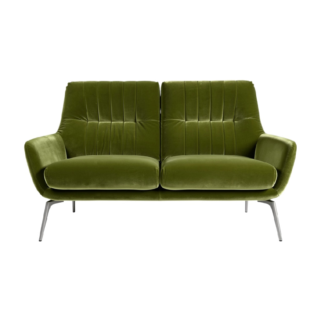 **Sofa dwuosobowy z zielonego aksamitu na metalowych nóżkach**